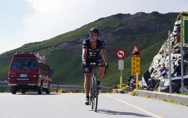 Cyclist on the final climb to Wuling Pass on Taiwan's KOM route