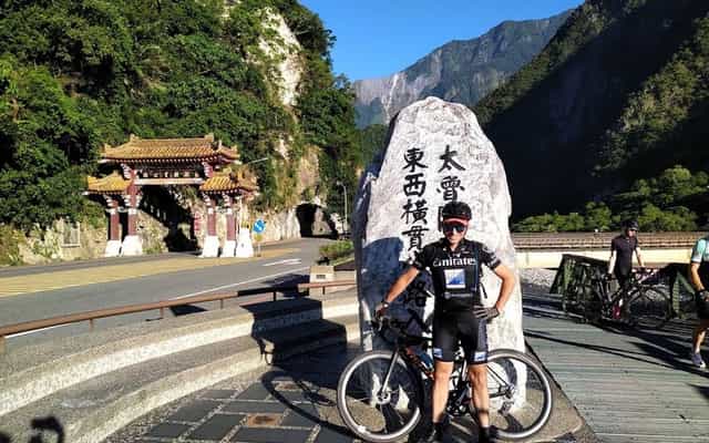 Cyclist at the entrance to Taroko Gorge, the start of Taiwan's KOM climb
