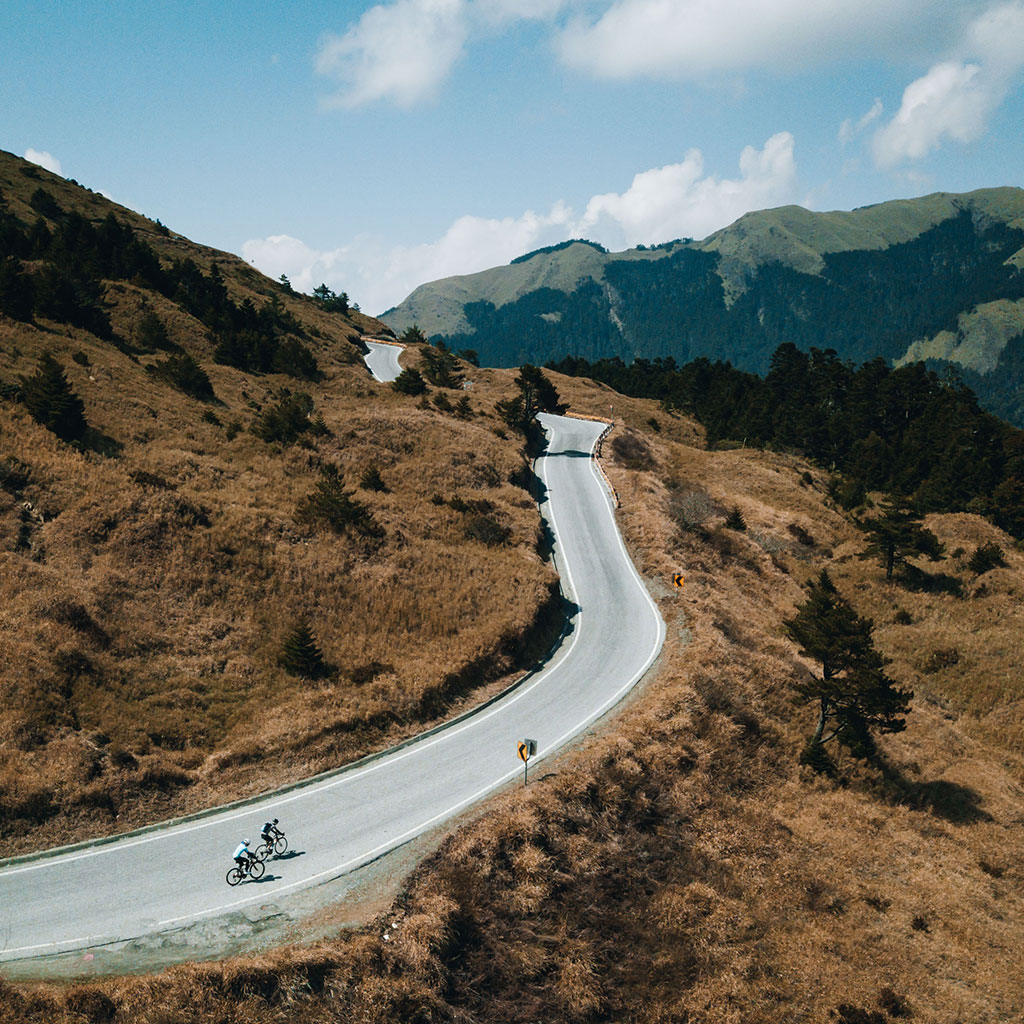 Pedal Taiwan cycling guides on the road