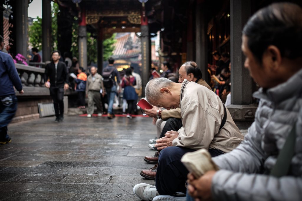 Man praying at Longshan Temple